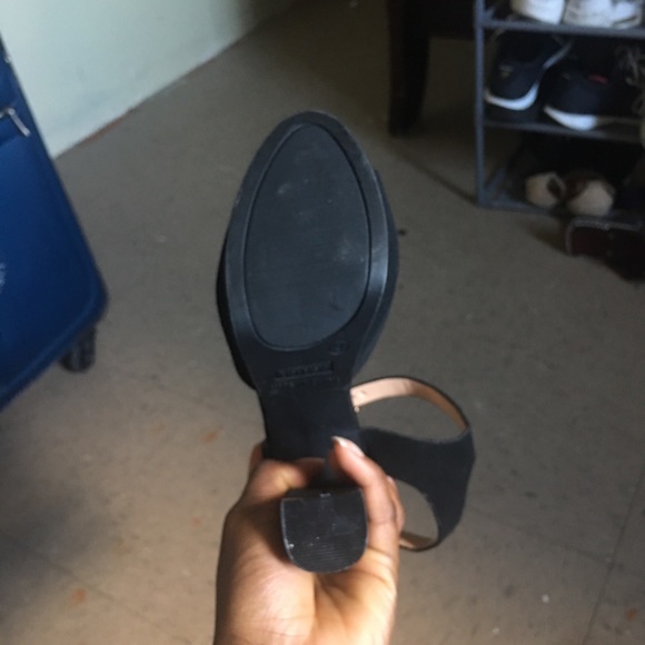 Black heels - Picture 3 of 5